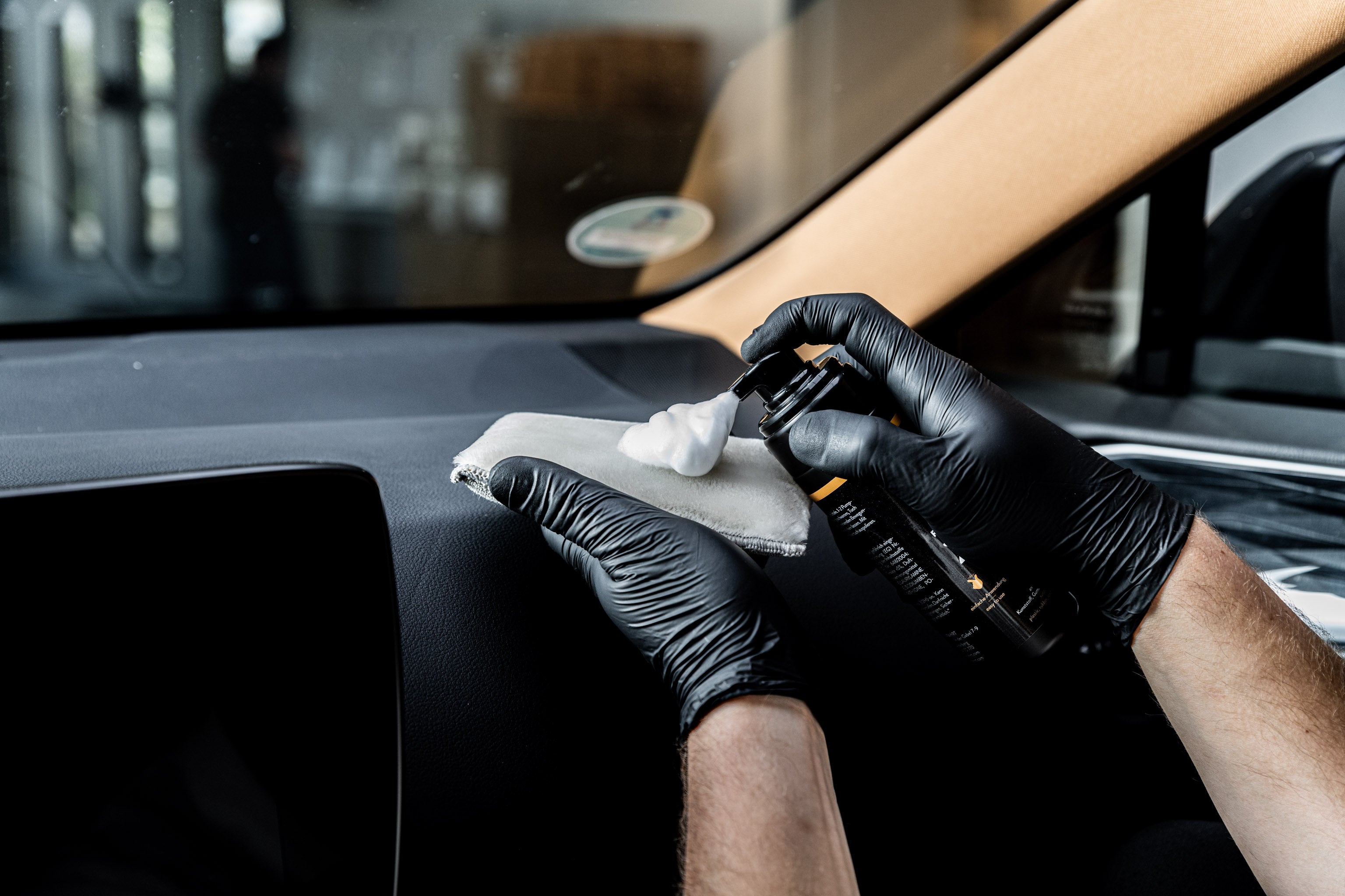HERRENFAHRT Innenraumreiniger Schaum Anwendung auf Armaturenbrett
